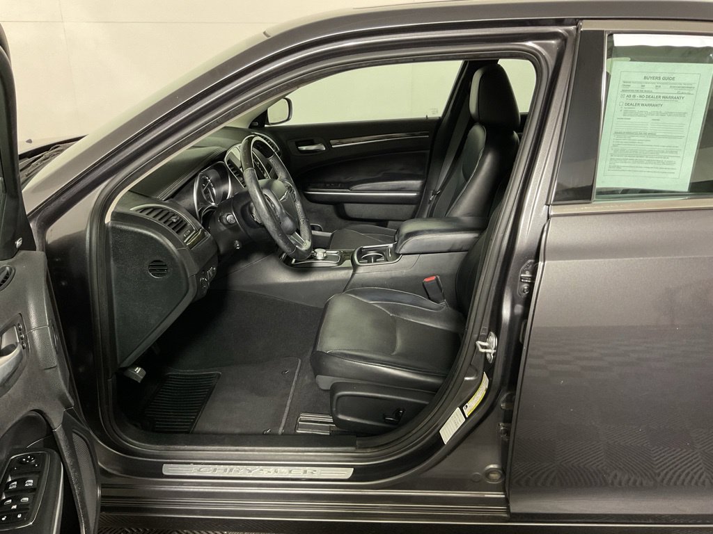 Used 2019 Chrysler 300 Limited AWD/4WD image 21