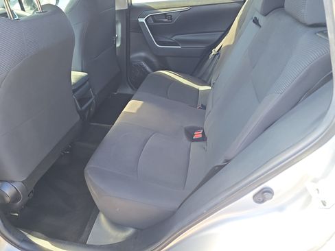 Used 2019 Toyota RAV4 LE FWD image 16