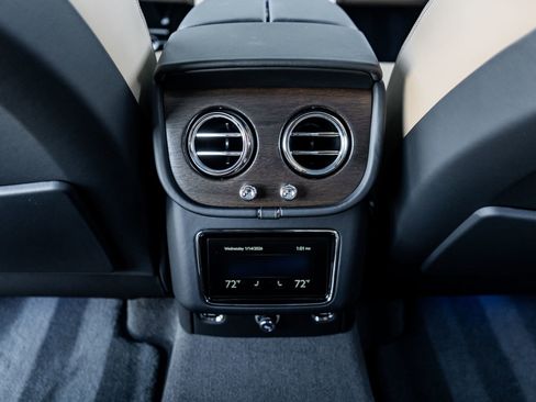 Used 2025 Bentley Bentayga V8 image 37