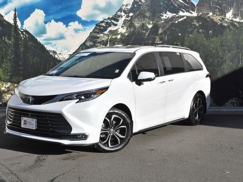 Certified 2025 Toyota Sienna Platinum image 6
