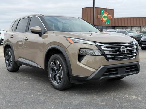 Used 2025 Nissan Rogue SV image 2