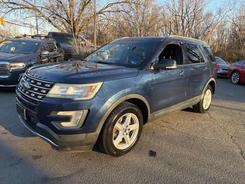 Used 2016 Ford Explorer XLT w/ Equipment Group 202A image 3