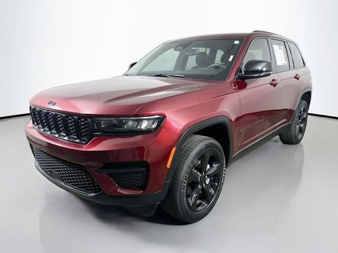 Used 2023 Jeep Grand Cherokee Altitude RWD image 3