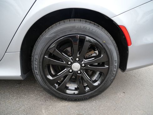 Used 2016 Chrysler 200 Limited w/ Convenience Group FWD image 34