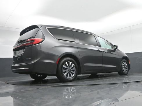 Used 2021 Chrysler Pacifica Touring-L image 79