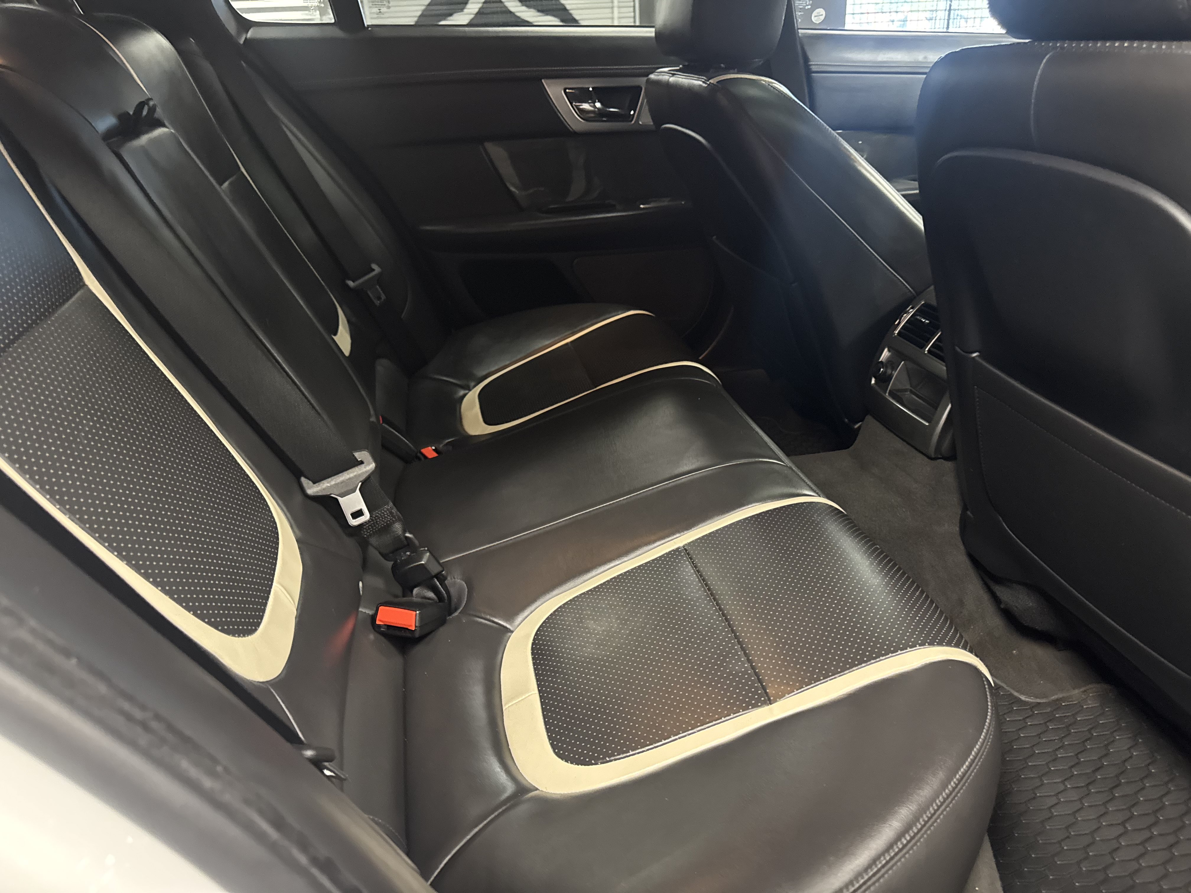 Used 2015 Jaguar XF Supercharged RWD image 10