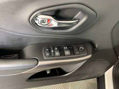 Used 2019 Jeep Cherokee Latitude Plus w/ Comfort/Convenience Group AWD/4WD image 14