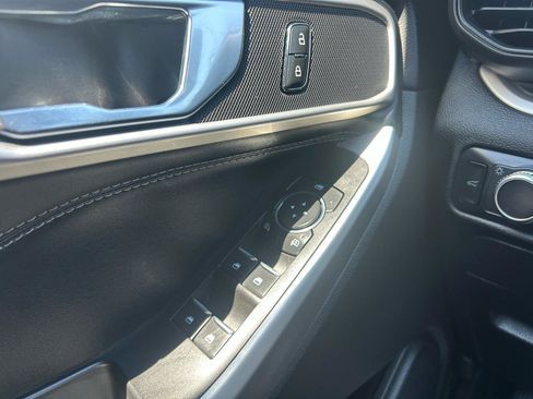 Used 2021 Ford Explorer XLT RWD image 19