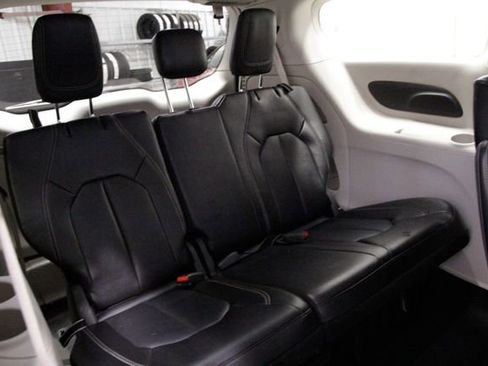 Used 2024 Chrysler Pacifica Touring-L image 20