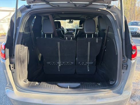Used 2025 Chrysler Pacifica Limited image 23