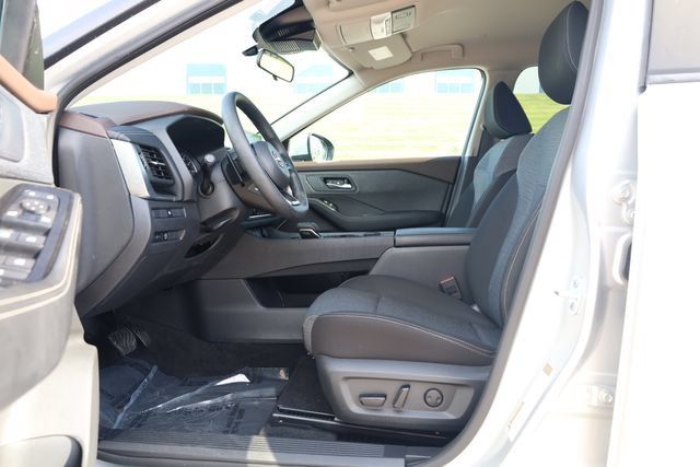 Used 2023 Nissan Rogue SV AWD/4WD image 12