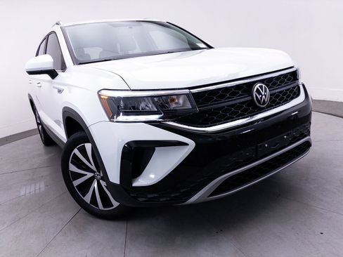 Used 2022 Volkswagen Taos SE FWD image 3