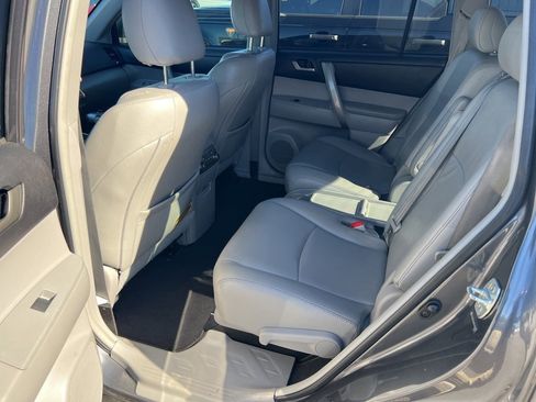 Used 2013 Toyota Highlander Plus image 6