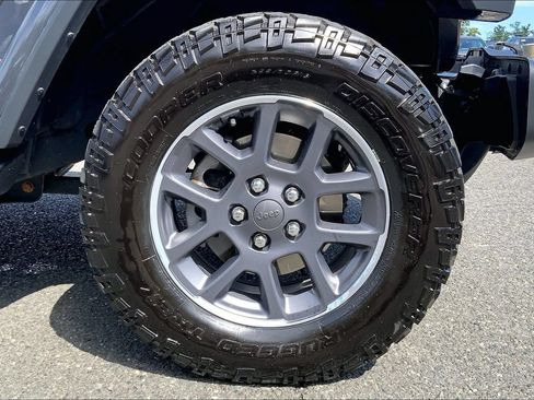 Used 2020 Jeep Gladiator Overland w/ Dual Top Group AWD/4WD image 10