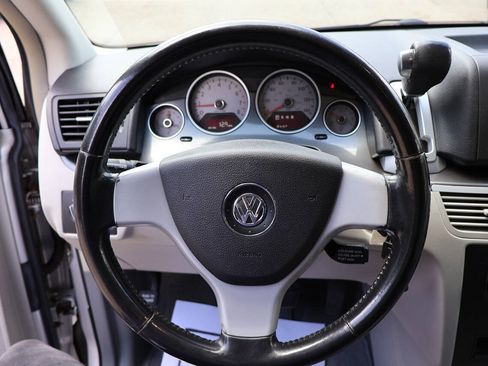 Used 2010 Volkswagen Routan SE FWD image 30