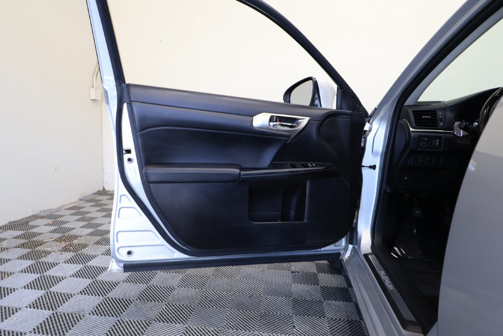 Used 2016 Lexus CT 200h w/ Seat Comfort Package FWD image 15