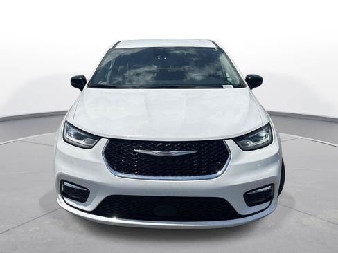 Used 2024 Chrysler Pacifica Touring-L FWD image 3