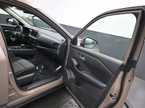 Used 2025 Nissan Rogue SV image 13