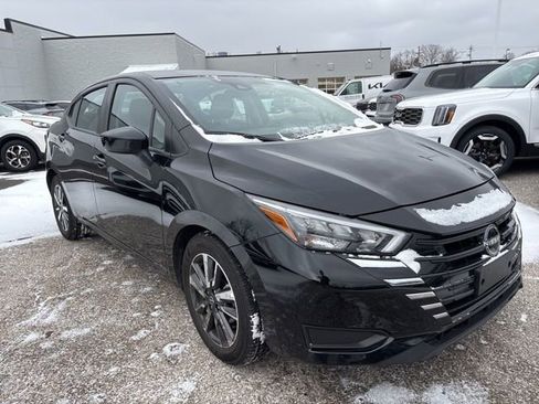 Used 2025 Nissan Versa SV image 3