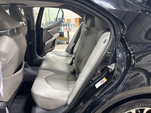 Used 2018 Toyota Camry SE w/ Moonroof Package image 13