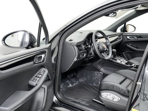 Certified 2026 Porsche Macan AWD/4WD image 7