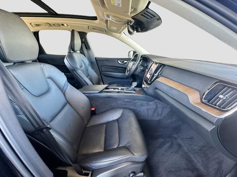 Used 2021 Volvo XC60 T5 Momentum AWD/4WD image 32