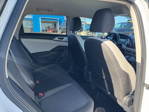 Used 2025 Volkswagen Taos SE image 10