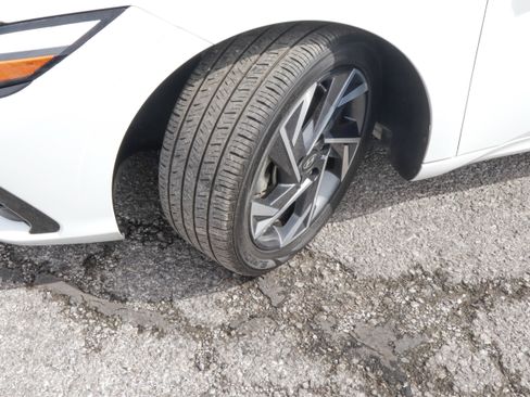 Used 2024 Hyundai Elantra Limited FWD image 16