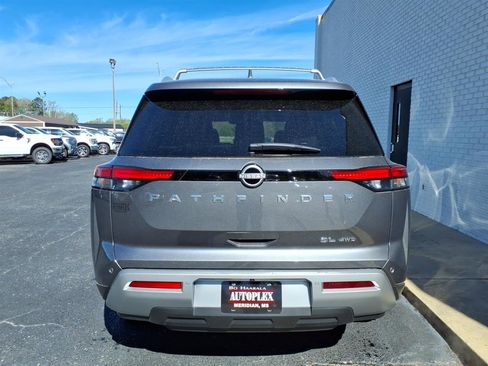 Used 2025 Nissan Pathfinder SL image 4