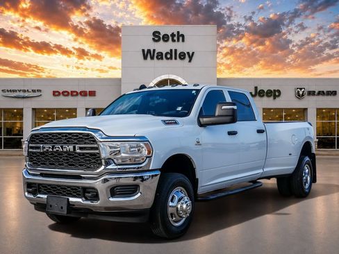 Used 2024 RAM 3500 Tradesman w/ Chrome Appearance Group AWD/4WD image 3