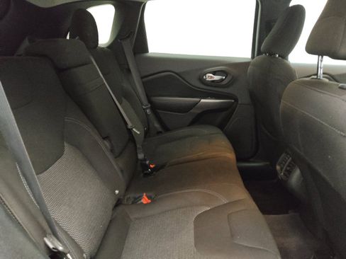 Used 2019 Jeep Cherokee Latitude w/ Popular Appearance Group FWD image 19