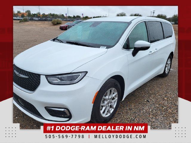 Used 2023 Chrysler Pacifica Touring-L FWD image 1