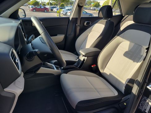 Used 2025 Hyundai Venue SEL FWD image 20