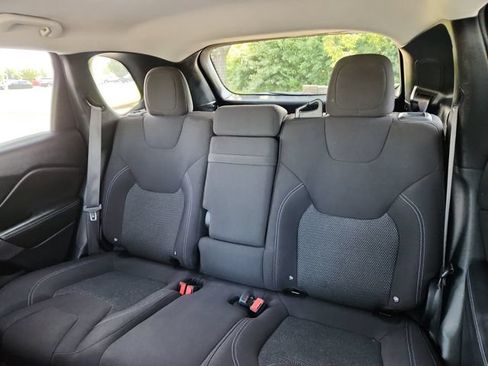 Used 2019 Jeep Cherokee Latitude w/ Popular Appearance Group FWD image 25