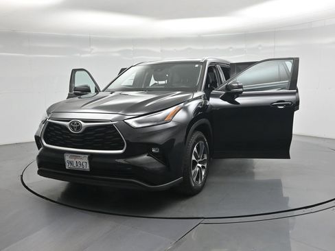 Used 2022 Toyota Highlander XLE FWD image 33