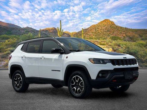 Used 2025 Jeep Compass Trailhawk AWD/4WD image 2