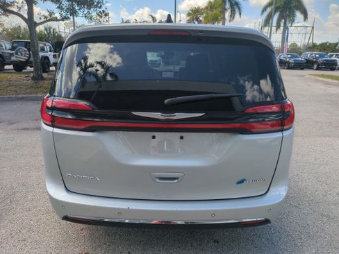 Certified 2023 Chrysler Pacifica Touring-L image 6