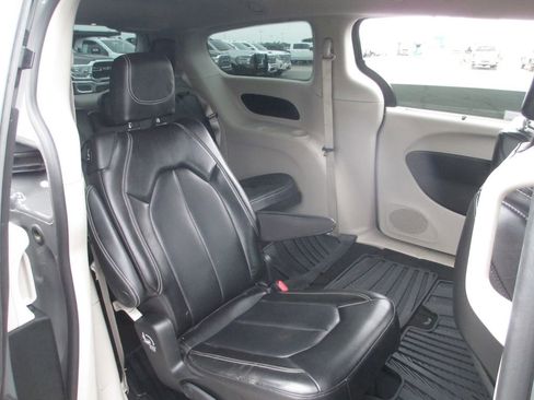 Used 2023 Chrysler Pacifica Touring-L AWD/4WD image 20