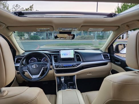 Used 2018 Toyota Highlander XLE image 25