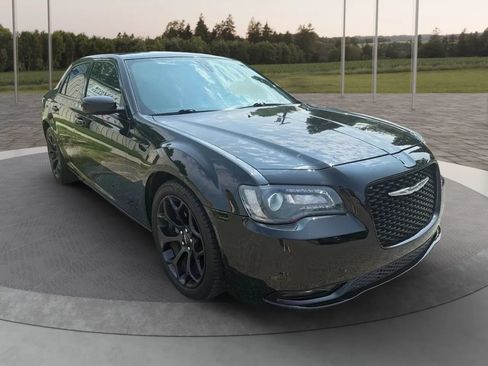 Used 2019 Chrysler 300 S RWD image 7