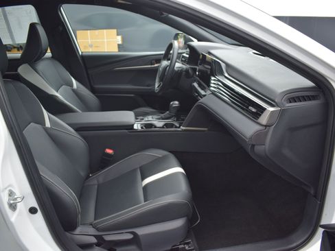 Used 2025 Toyota Camry SE w/ Convenience Package image 10