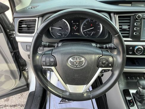 Used 2019 Toyota Highlander XLE image 12