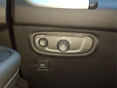 Used 2024 GMC Terrain SLE w/ Driver Convenience Package image 15