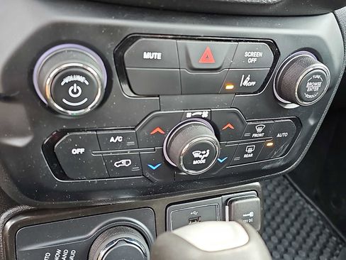 Used 2023 Jeep Renegade Latitude w/ Sun & Fun Group image 16