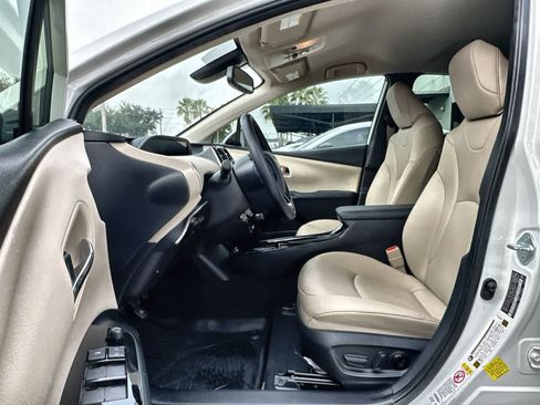 Used 2020 Toyota Prius XLE image 2