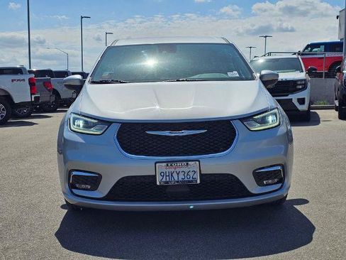 Used 2023 Chrysler Pacifica Touring-L FWD image 2