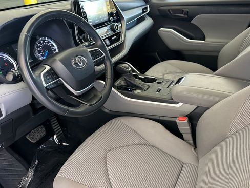 Used 2022 Toyota Highlander LE AWD/4WD image 9