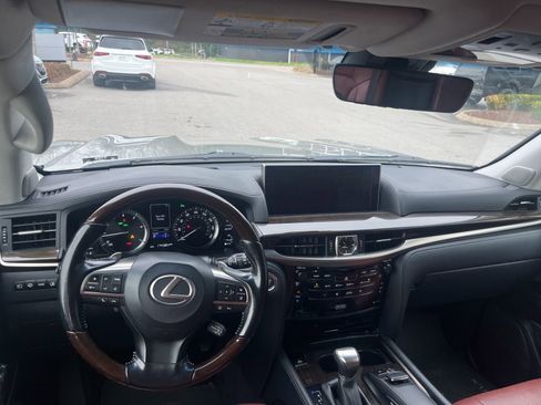 Used 2018 Lexus LX 570 4WD w/ Luxury Package image 16