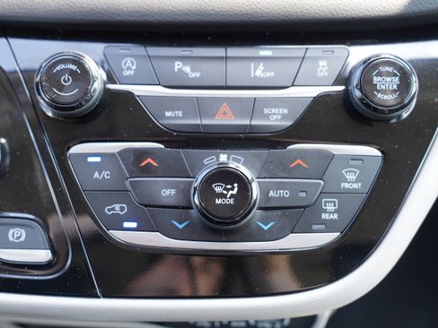 Used 2024 Chrysler Pacifica Touring-L FWD image 27