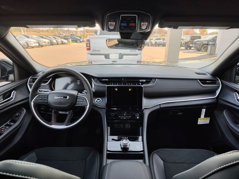 New 2025 Jeep Grand Cherokee L Altitude image 30